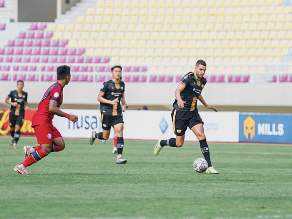 Penyerang Dewa United FC, Karim Rossi melewati hadangan pemain Arema FC