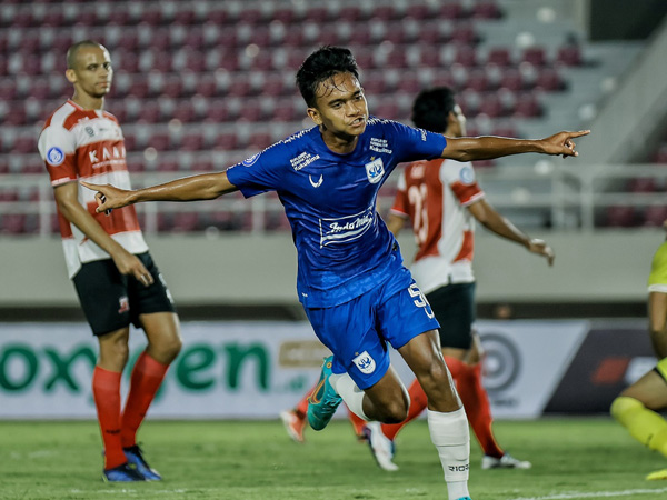 Pemain PSIS Semarang Ridho Syuhada Putra merayakan gol ke gawang Madura United