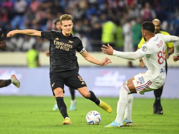 Arsenal mengklaim kemenangan 3-0 atas Lyon