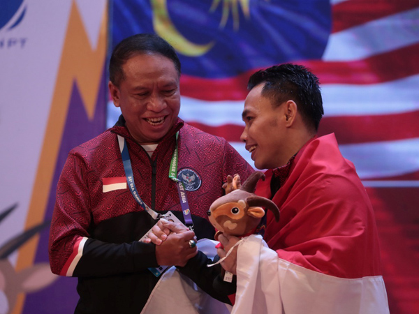 Menpora RI Zainudin Amali memberikan ucapan selamat kepada Eko Yuli Irawan