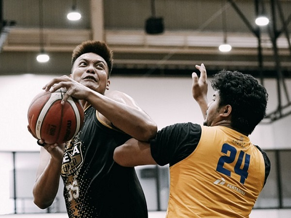 Pertandingan uji coba Dewa United Surabaya lawan Satria Muda Pertamina Jakarta. (Foto: IBL)