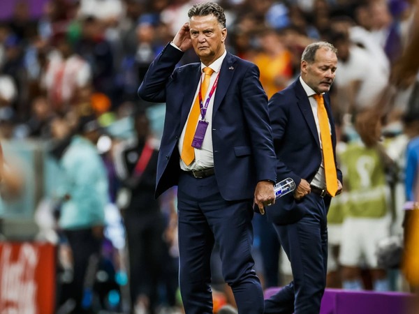 Louis van Gaal kecewa berat setelah Timnas Belanda kalah adu penalti melawan Argentina di babak delapan besar Piala Dunia 2022 / via Reuters