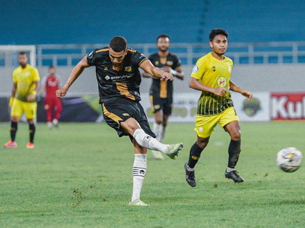 Penyerang Dewa United FC, Karim Rossi saat menghadapi Barito Putera