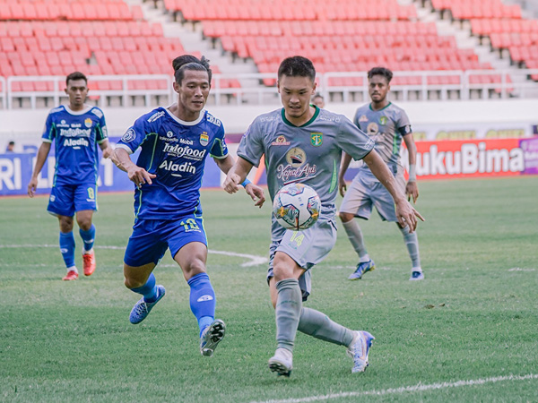 Gelandang asing Persebaya Surabaya, Sho Yamamoto saat menghadapi Persib Bandung