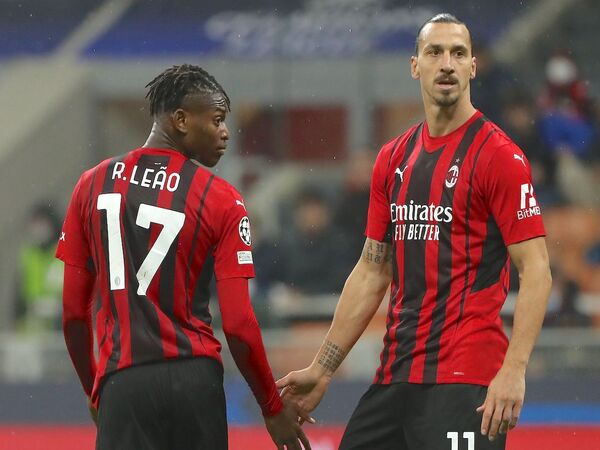 Zlatan Ibrahimovic yakin bahwa Rafael Leao bakal memperpanjang kontraknya bersama AC Milan / via Getty Images