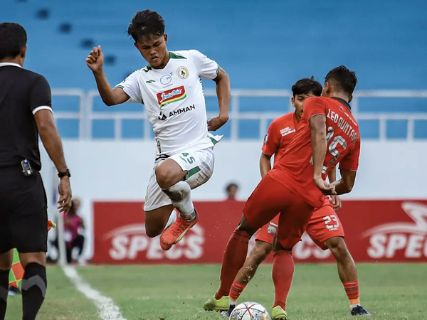 Penyerang PSS Sleman, Hokky Caraka berupaya melewati pemain Borneo FC