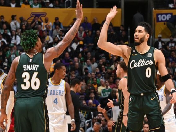 Dua pemain andalan Boston Celtics, Jayson Tatum dan Marcus Smart.