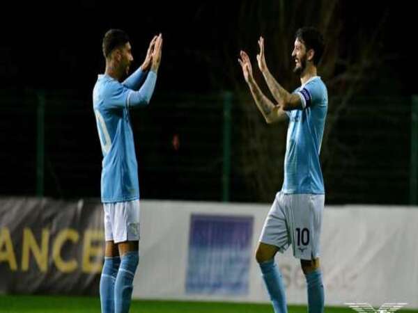 Luis Alberto (kanan) merasa bangga dipercaya oleh Maurizio Sarri untuk menjadi kapten tim Lazio / via Istimewa