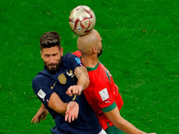 Sofyan Amrabat mengatakan jika dirinya terus dibuntuti oleh Olivier Giroud saat Timnas Maroko tumbang 0-2 dari Prancis di babak semifinal Piala Dunia 2022 / via Getty Images