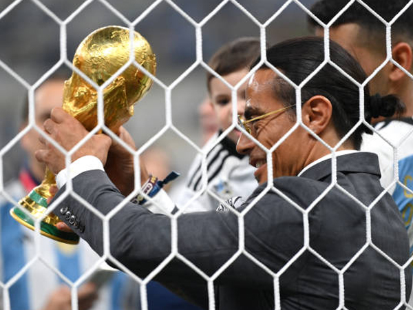 Salt Bae Bisa Masuk ke Lapangan, FIFA Langgar Aturan?