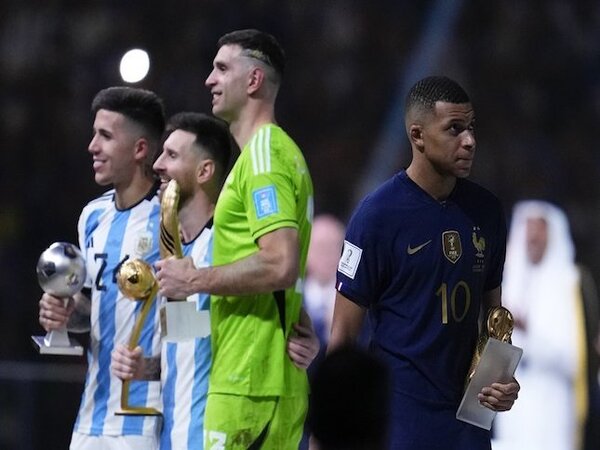 Arturo Vidal menyerang Kylian Mbappe di media sosial, setelah striker asal Prancis itu dianggap meremehkan sepakbola Amerika Selatan / via Reuters