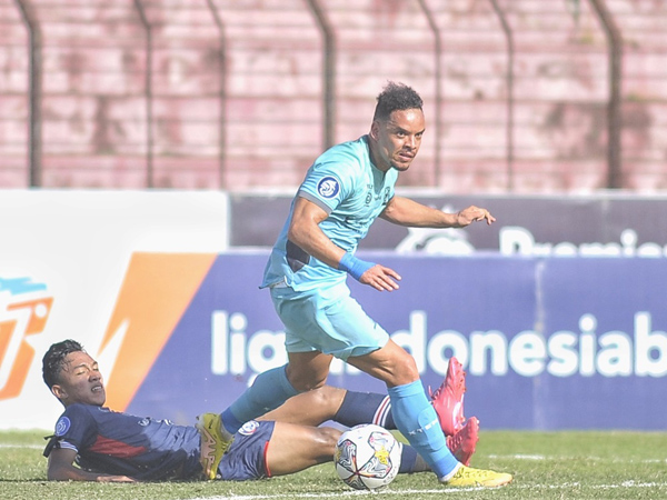Pemain Madura United, Lulinha berupaya melewati hadangan pemain Arema FC