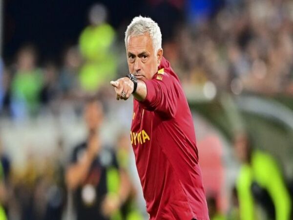 Federasi Sepakbola Portugal (FPF) mendesak Jose Mourinho untuk melepas jabatannya di AS Roma, pada musim panas 2023 mendatang / via Getty Images
