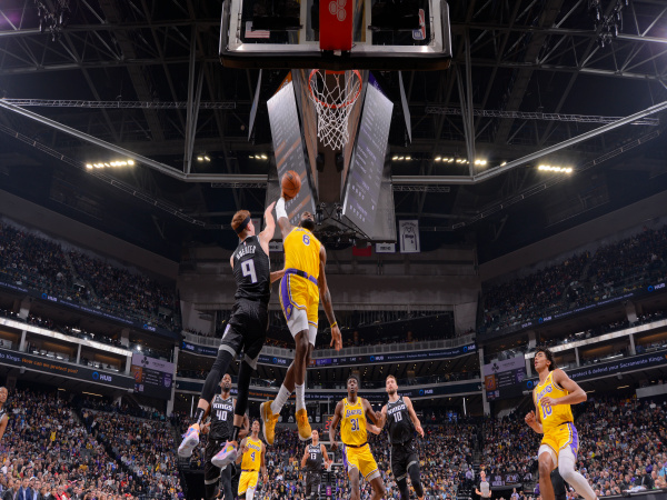 LeBron James saat melawan Sacramento Kings.