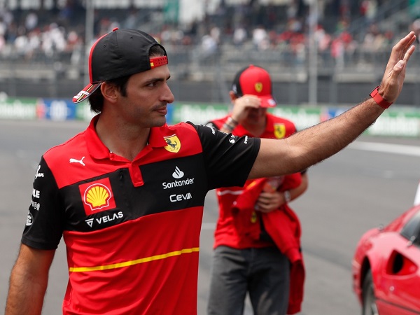 Carlos Sainz Jr sadar Frederic Vasseur butuh waktu untuk buat Ferrari jadi tim makin baik.