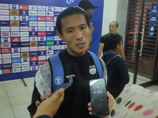 Bek kanan Persib, Henhen Herdiana