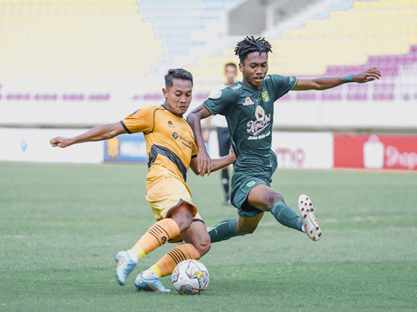 Laga Dewa United FC kontra Persebaya Surabaya