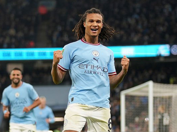 Bek Manchester City, Nathan Ake.
