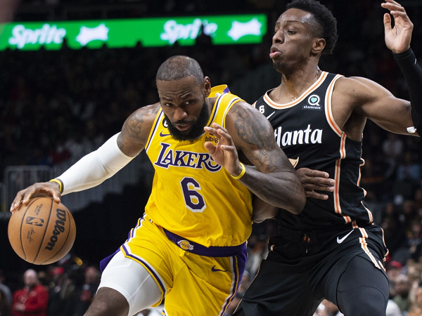 LeBron James buat pasukan Atlanta Hawks malu di kandang sendiri.