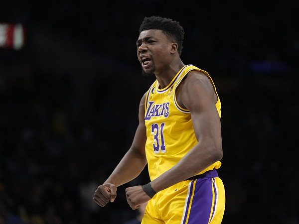 Thomas Bryant berusaha keras gantikan posisi Anthony Davis sementara waktu.