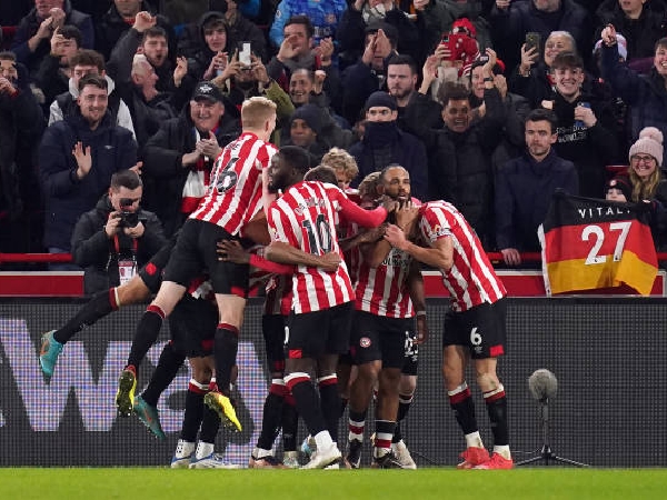 Para pemain Brentford merayakan gol ke gawang Liverpool