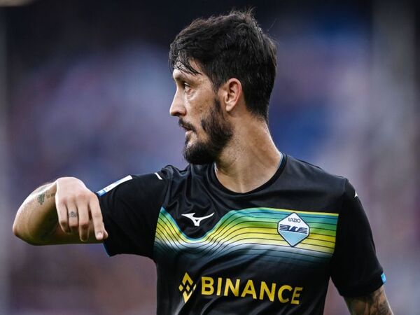 Luis Alberto dicoret dari daftar skuat Lazio yang akan bertanding melawan Lecce hari ini (4/1), di tengah isu kepindahan sang pemain ke Cadiz / via Getty Images