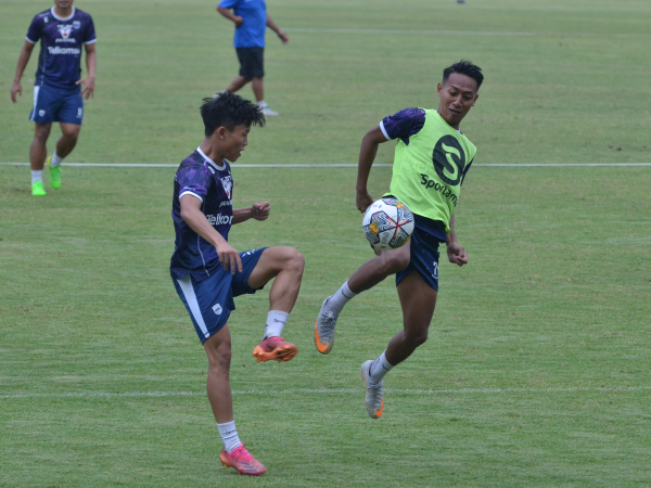 Beckham Putra Nugraha saat berduel dengan Arsan Makarin