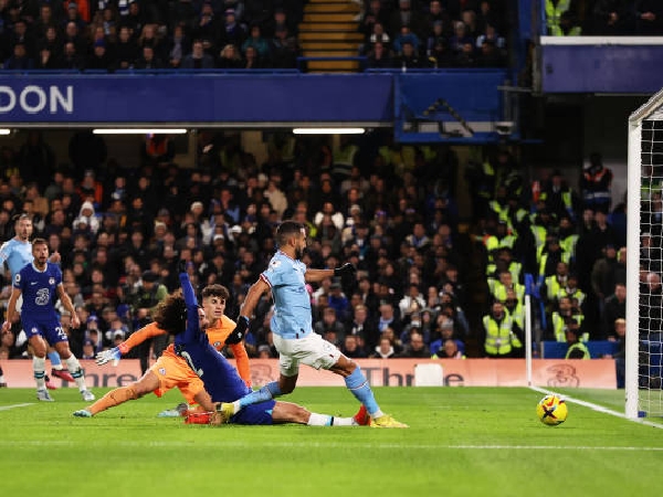 Kepa Arrizabalaga membiarkan bola jatuh di kaki Riyad Mahrez