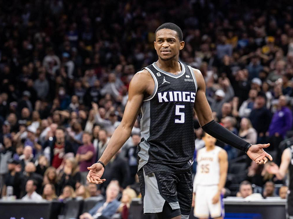 De'Aaron Fox protes keputusan wasit yang berat sebelah saat Kings kalah dari Lakers.