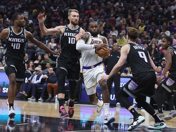Los Angeles Lakers permalukan Sacramento Kings di depan publik sendiri.
