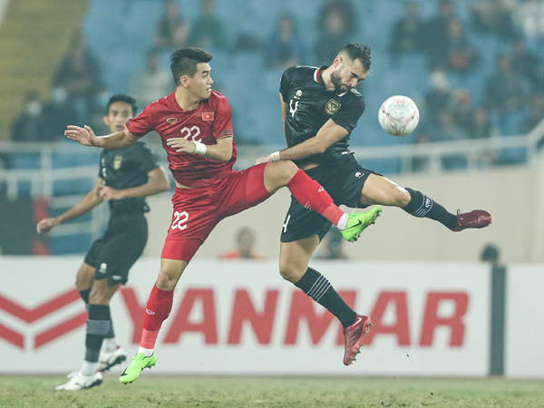 Pemain bertahan timnas Indonesia, Jordi Amat mencoba menghentikan pemain Vietnam