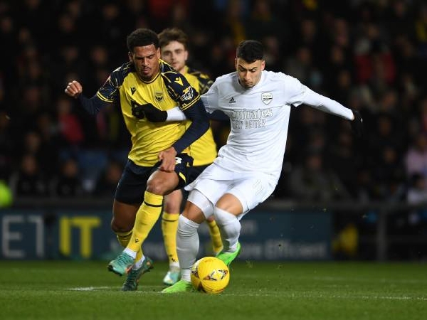 Gabriel Martinelli berduel dengan gelandang Oxford United, Marcus McGuane