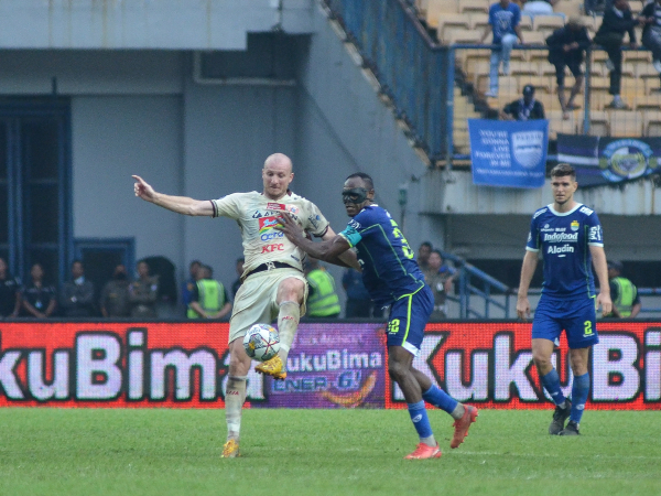 Striker Persija, Michale Krmencik ketika dikawal Victor Igbonefo