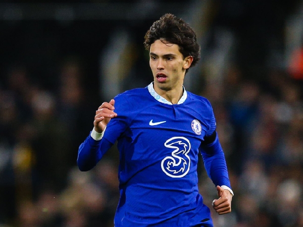 Joao Felix menandai debutnya di Chelsea dengan kartu merah