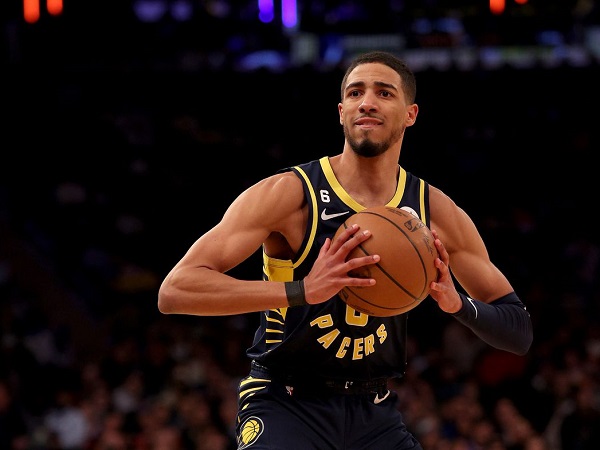 Cedera lutut dan bahu buat Tyrese Haliburton istirahat minimal 2 pekan.