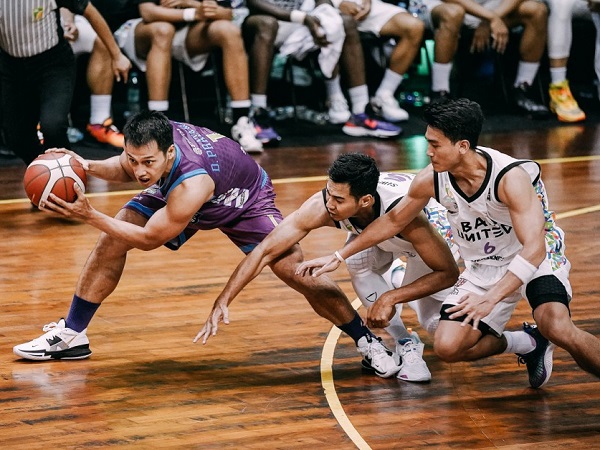 Bali United Basketball dipaksa bertekuk lutut oleh Amartha Hangtuah.