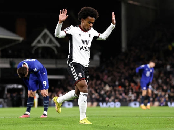 Willian tidak berselebrasi setelah mencetak gol untuk Fulham ke gawang Chelsea