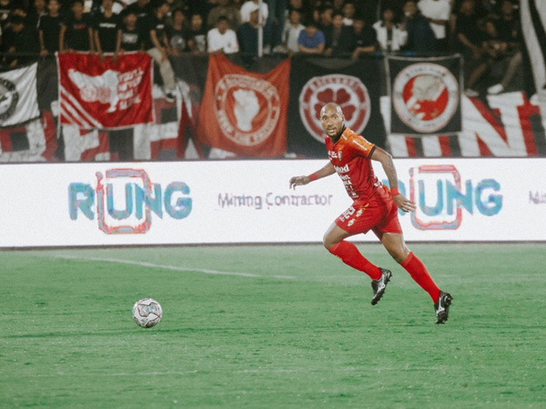 Pemain bertahan Bali United, Leonard Tupamahu