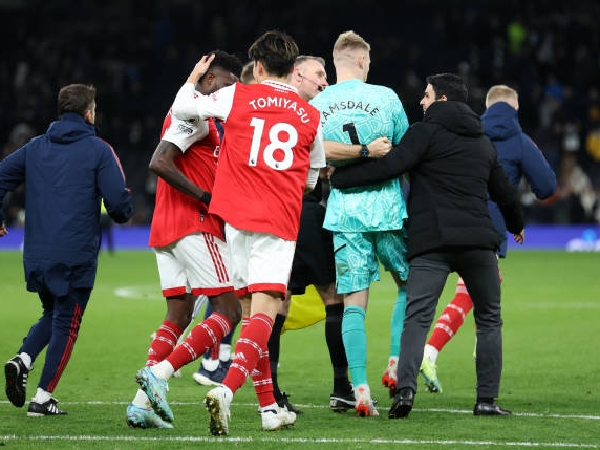 Kiper Arsenal, Aaron Ramsdale, terlibat pertengkaran dengan penggemar Tottenham