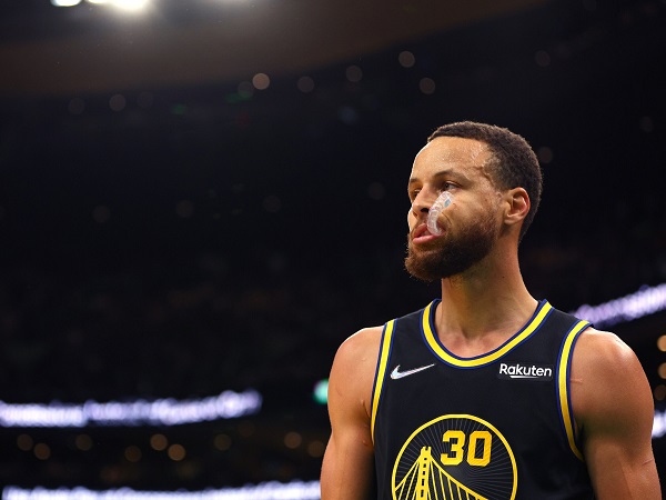 Stephen Curry ingatkan Warriors untuk segera berbenah.