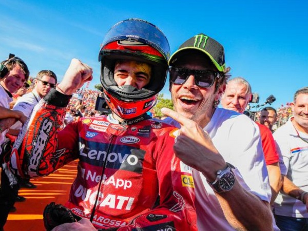 Francesco Bagnaia ketika bersama Valentino Rossi. (Foto: MotoGP.com)