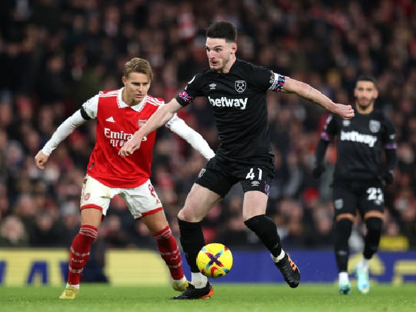 Declan Rice saat berhadapan dengan kapten Arsenal, Martin Odegaard