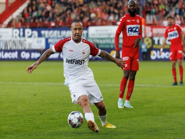 Radja Nainggolan masuk dalam incaran Cagliari menyusul kontraknya yang segera habis bersama Royal Antwerp / via AFP