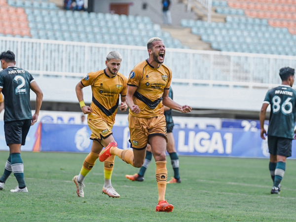 Penyerang Dewa United FC, Karim Rossi merayakan gol ke gawang Persikabo 1973
