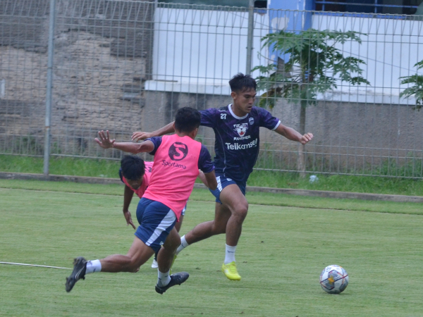 Bek kiri Persib, Zalnando