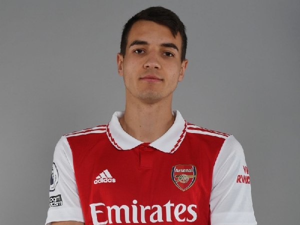 Jakub Kiwior resmi berseragam Arsenal