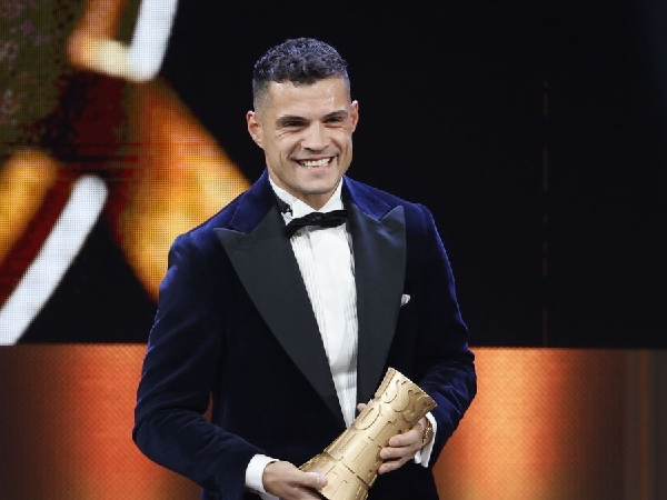 Granit Xhaka menerima penghargaan di Swiss