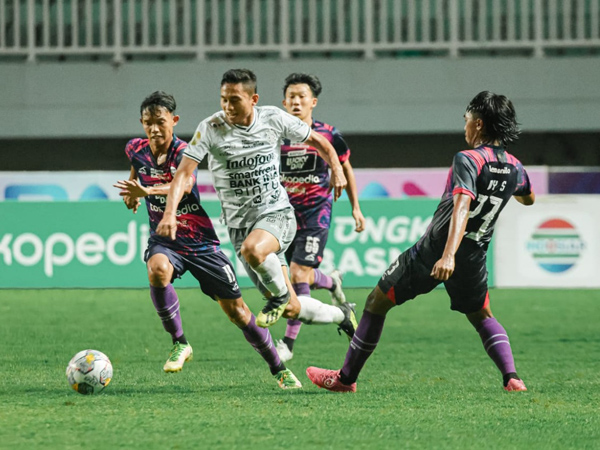 Pemain bertahan Bali United, Ricky Fajrin berupaya keluar dari kepungan pemain Rans Nusantara FC