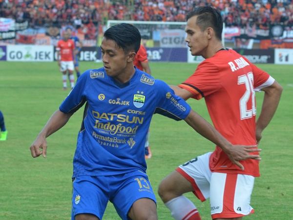 Rezaldi Hehanusa ketika mengawal Febri Hariyadi