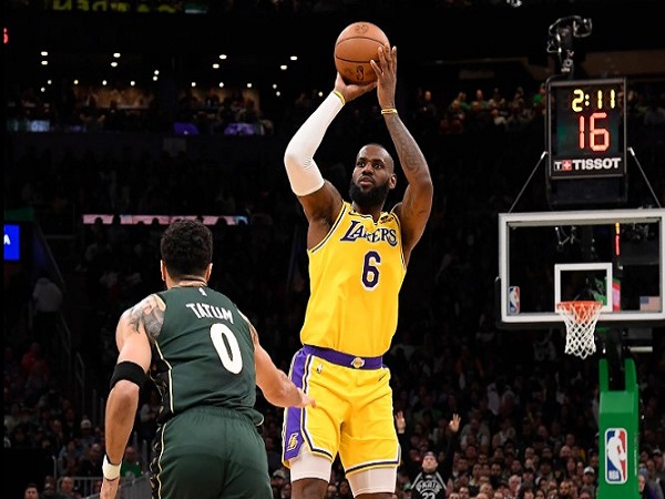 Bintang Los Angeles Lakers, LeBron James saat melawan Boston Celtics
